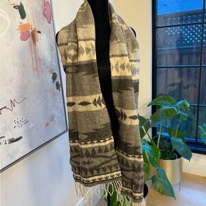 Ralph Lauren Purple Label Gray and Cream Geometric Scarf